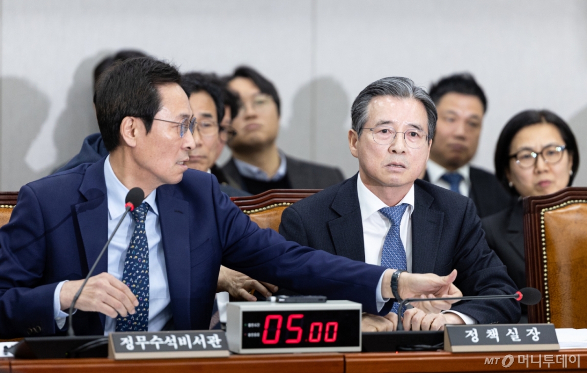 (서울=뉴스1) 이승배 기자 = 김용범 대통령실 정책실장이 18일 서울 여의도 국회에서 열린 제429회국회(정기회) 운영위원회 제5차 전체회의에서 김은혜 국민의힘 의원의 질의에 반발하고 있다. 2025.11.18/뉴스1  Copyright © 뉴스1. All rights reserved. 무단 전재 및 재배포,  AI학습 이용 금지. /사진=(서울=뉴스1) 이승배 기자