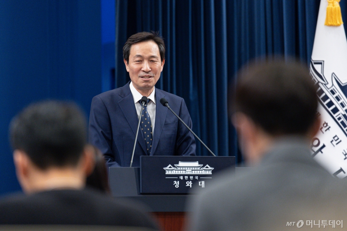 (서울=뉴스1) = 우상호 정무수석이 18일 청와대 춘추관에서 사직 인사말을 하고 있다.  청와대는 이날 브리핑을 통해 정무수석비서관으로 홍익표 전 더불어민주당 원내대표를 발탁했다고 밝혔다.  이재명 정부 초대 정무수석인 우상호 정무수석은 강원도지사 출마를 위해 사퇴한 것으로 알려졌다. 2026.1.18/뉴스1  Copyright © 뉴스1. All rights reserved. 무단 전재 및 재배포,  AI학습 이용 금지. /사진=(서울=뉴스1)