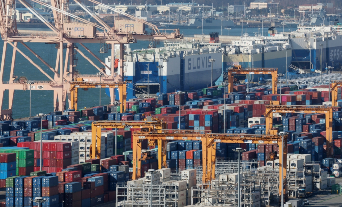 경기 평택시 포승읍 평택항에 수출용 컨테이너가 쌓여있는 모습./사진제공=뉴스1