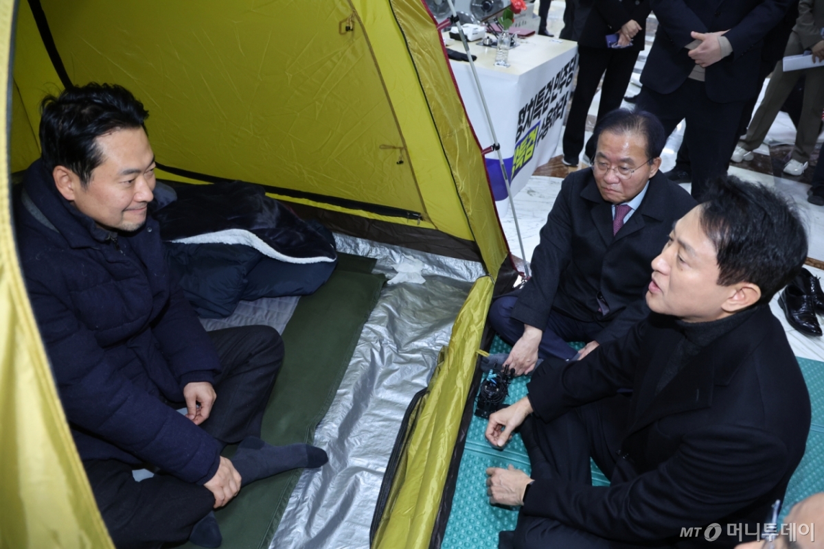 [서울=뉴시스] 고승민 기자 = 오세훈 서울시장이 18일 서울 여의도 국회 로텐더홀에서 '민주당의 공천 뇌물·통일교 게이트 특검 수용'을 촉구하며 단식농성 중인 장동혁 국민의힘 대표를 지지방문 하고 있다. (사진=국민의힘 제공) 2026.01.18. photo@newsis.com  *재판매 및 DB 금지 /사진=