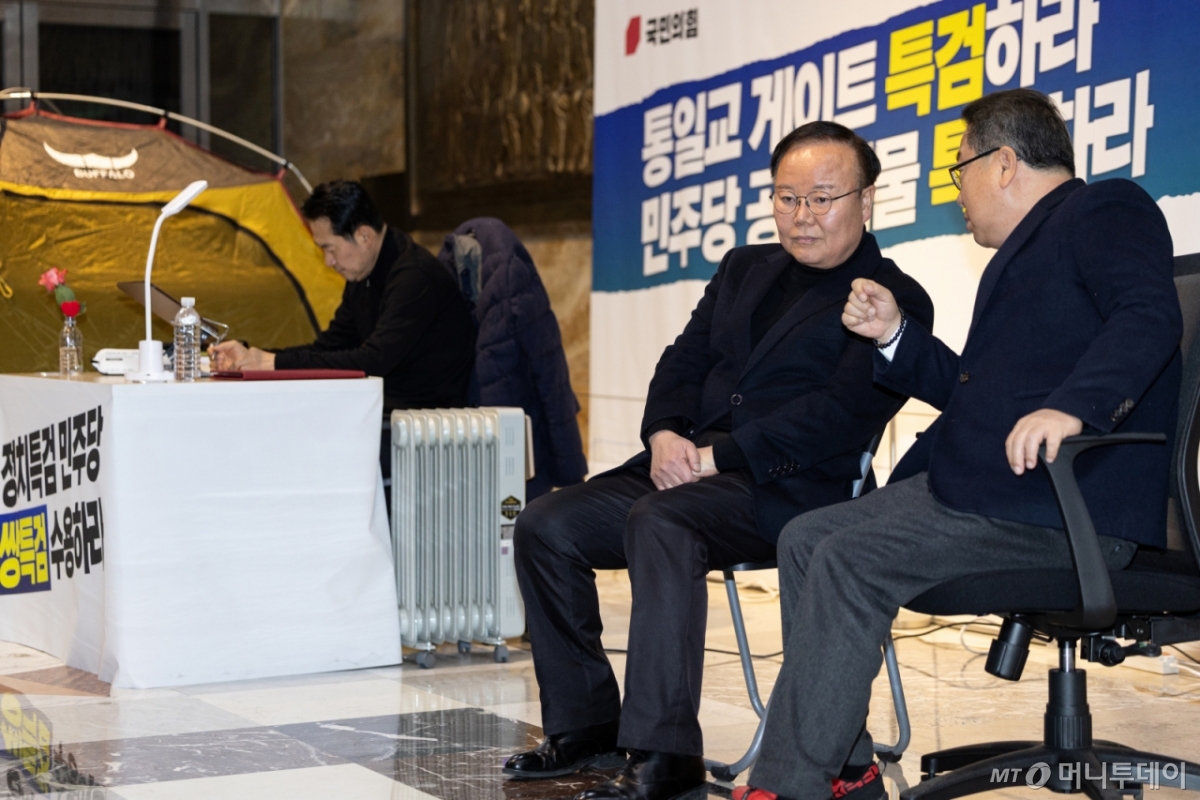 (서울=뉴스1) 이승배 기자 = 장동혁 국민의힘 대표가 18일 서울 여의도 국회 로텐더홀에서 더불어민주당의 통일교 및 공천뇌물 특검 수용을 촉구하며 5일째 단식을 하는 가운데 단식에 동참한 김재원 최고위원이 자리를 지키고 있다. 2026.1.19/뉴스1  Copyright © 뉴스1. All rights reserved. 무단 전재 및 재배포,  AI학습 이용 금지. /사진=(서울=뉴스1) 이승배 기자