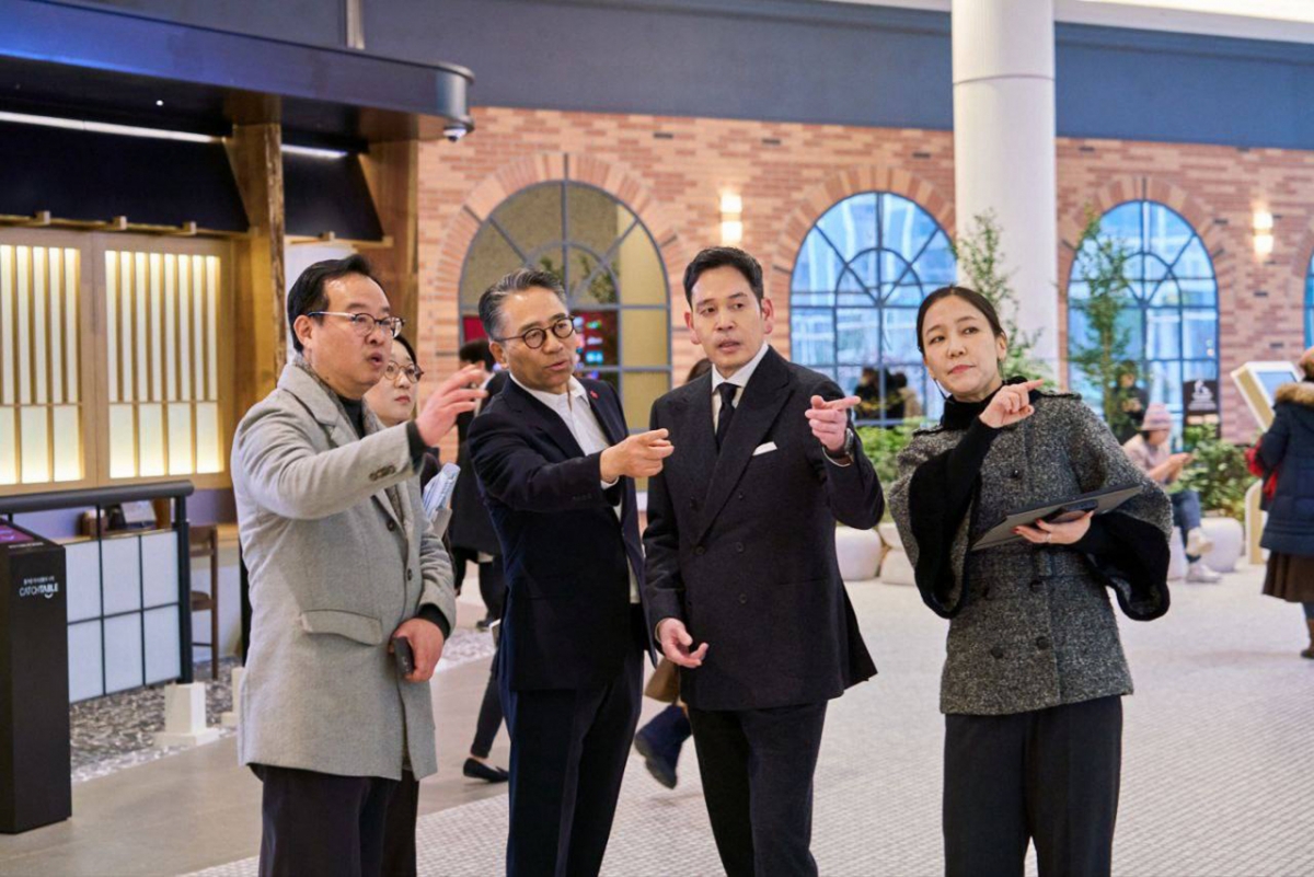 정용진 신세계그룹 회장이 16일 스타필드 빌리지 운정 4층에서 개장을 앞둔 아트 체험 놀이 공간 '크레욜라 익스피리언스'에 대해 관계자(왼쪽 첫 번째)로부터 설명을 듣고 있다.