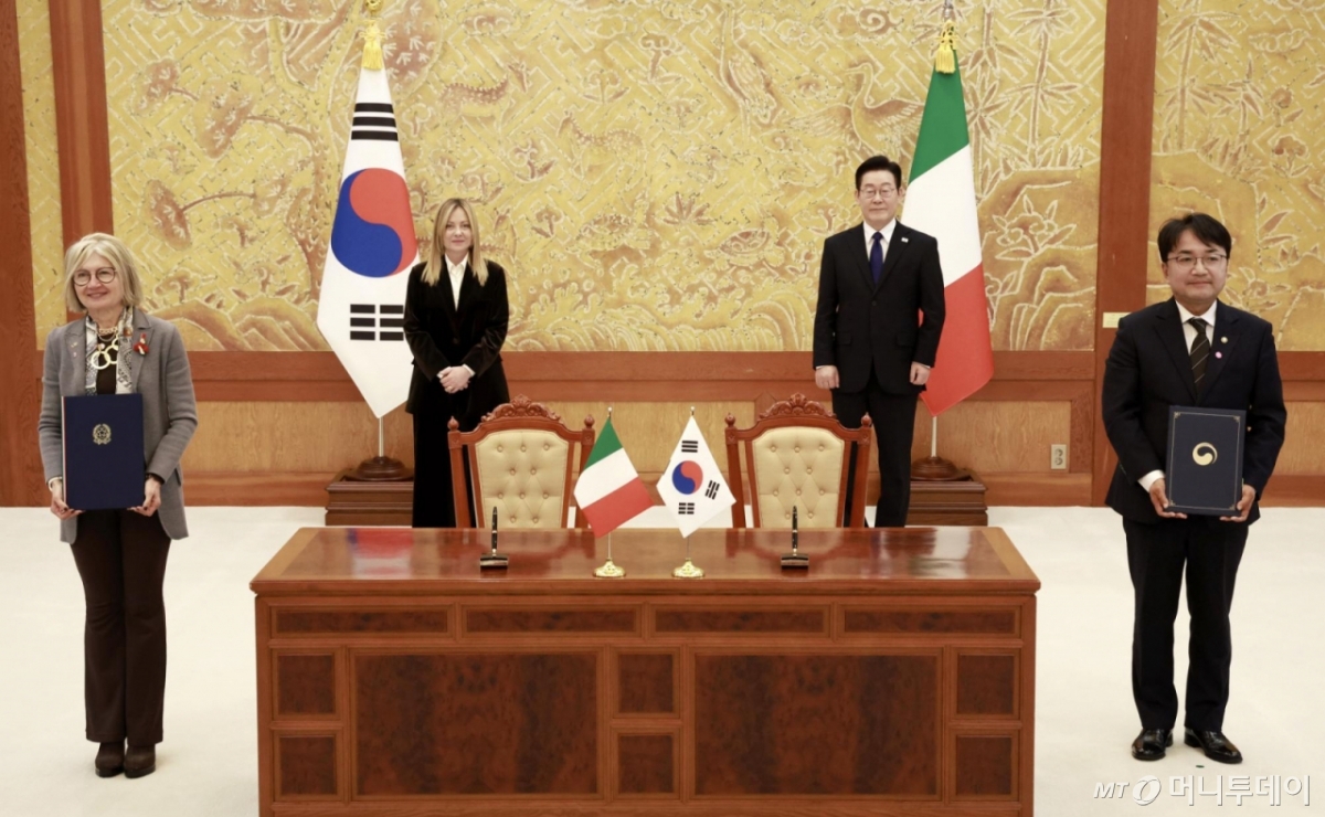 [서울=뉴시스] 최동준 기자 = 김광용 행정안전부 재난안전관리본부장과 에밀리아 가또 주한이탈리아대사가 19일 청와대에서 이재명 대통령과 조르자 멜로니 이탈리아 총리가 임석한 가운데 시민보호 협력 양해각서를 체결한 뒤 기념촬영을 하고 있다. 2026.01.19. photocdj@newsis.com /사진=최동준