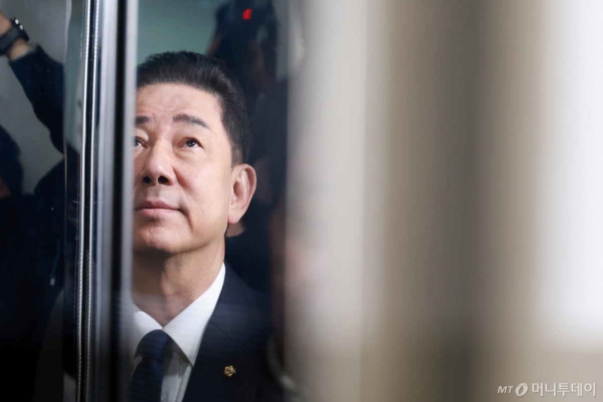[서울=뉴시스] 고승민 기자 = 김병기 전 더불어민주당 원내대표가 19일 서울 여의도 국회 소통관에서 기자회견을 마친 뒤 엘리베이터에 탑승하고 있다. 2026.01.19. kkssmm99@newsis.com /사진=고승민