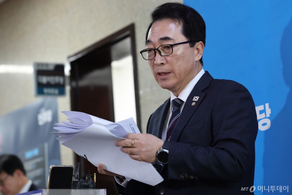 (서울=뉴스1) 이승배 기자 = 박수현 더불어민주당 수석대변인이 19일 서울 여의도 국회에서 당무위원회 결과에 대해 설명하고 있다. 2026.1.19/뉴스1  Copyright © 뉴스1. All rights reserved. 무단 전재 및 재배포,  AI학습 이용 금지. /사진=(서울=뉴스1) 이승배 기자