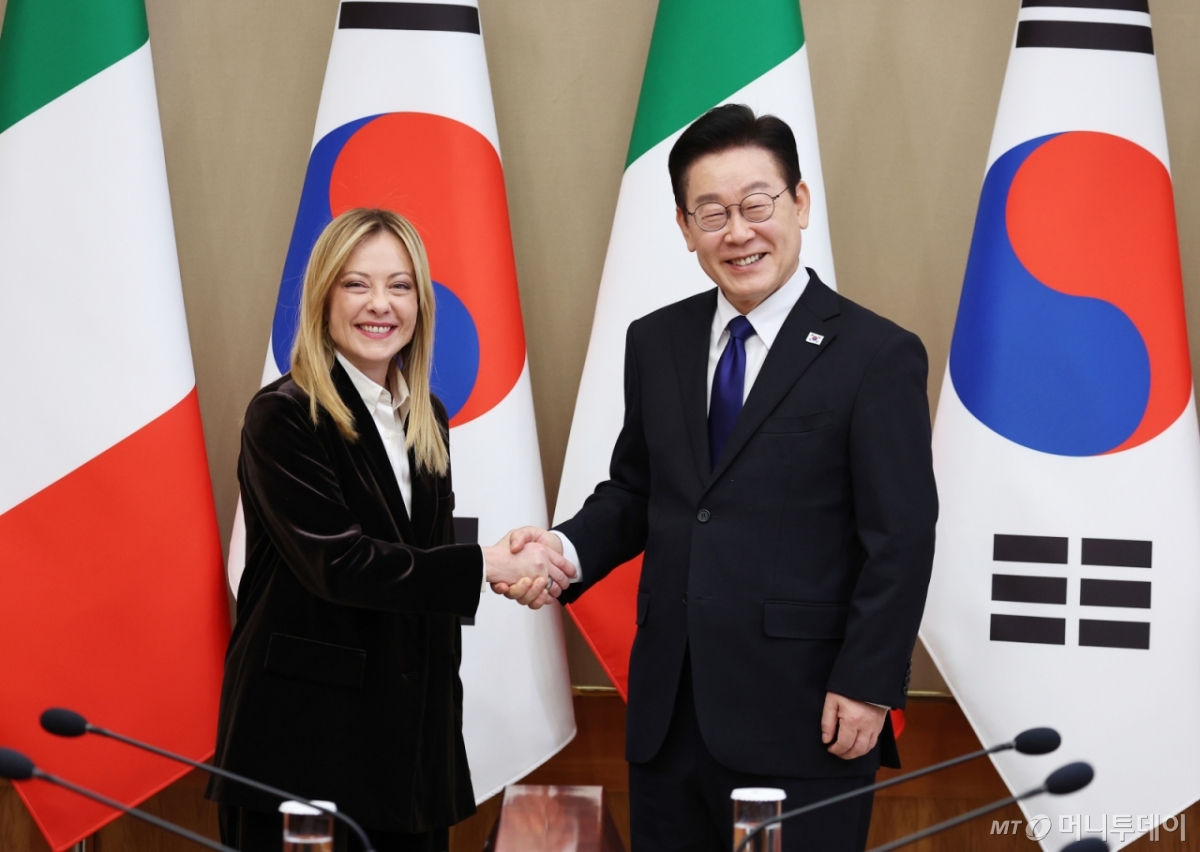 [서울=뉴시스] 최동준 기자 = 이재명 대통령과 조르자 멜로니 이탈리아 총리가 19일 청와대에서 한-이탈리아 정상회담 기념촬영을 하고 있다. 2026.01.19. photocdj@newsis.com /사진=