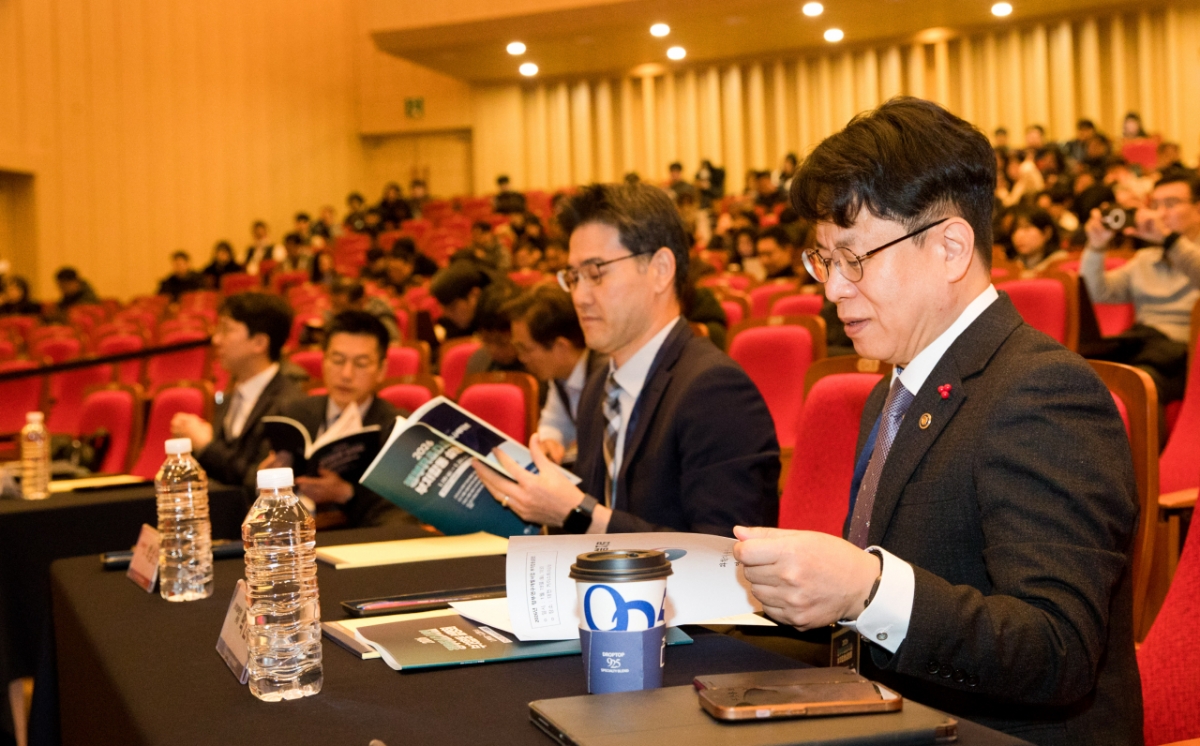 박인규 과학기술정보통신부 과학기술혁신본부장이 19일 오전 대전광역시 유성구 KAIST에서 열린 '2026 정부연구개발사업 부처합동설명회' 에 참석해 발표자료책자를 살펴보고 있다. /사진=과학기술정보통신부 