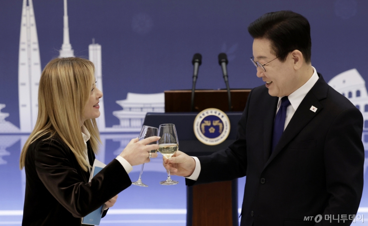 [서울=뉴시스] 최동준 기자 = 이재명 대통령과 조르자 멜로니 이탈리아 총리가 19일 청와대에서 열린 한-이탈리아 공식오찬에서 건배를 하고 있다. 2026.01.19. photocdj@newsis.com /사진=최동준