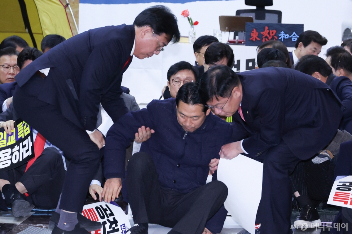 (서울=뉴스1) 신웅수 기자 = 장동혁 국민의힘 대표가 19일 서울 여의도 국회 로텐더홀에서 열린 통일교 게이트·더불어민주당 공천뇌물 특검 촉구 규탄대회를 마친 후 송언석 원내대표 등의 부축을 받고 있다. 2026.1.19/뉴스1 Copyright © 뉴스1. All rights reserved. 무단 전재 및 재배포, AI학습 이용 금지. /사진=(서울=뉴스1) 신웅수 기자