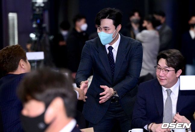 2022년 12월 열린 한 시상식에서 이대호(왼쪽)에게 인사하는 김하성.