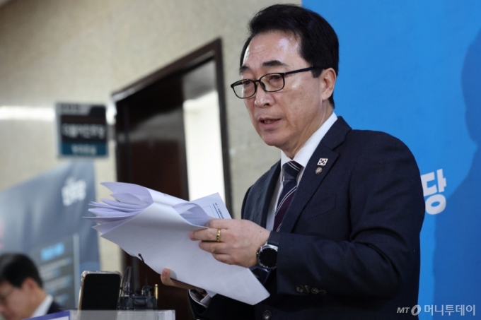 (서울=뉴스1) 이승배 기자 = 박수현 더불어민주당 수석대변인이 19일 서울 여의도 국회에서 당무위원회 결과에 대해 설명하고 있다. 2026.1.19/뉴스1  Copyright (C) 뉴스1. All rights reserved. 무단 전재 및 재배포,  AI학습 이용 금지. /사진=(서울=뉴스1) 이승배 기자