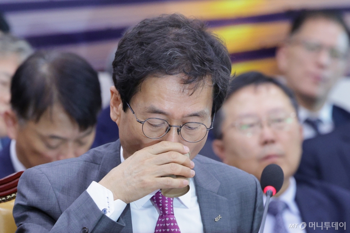 (서울=뉴스1) 신웅수 기자 = 함진규 한국도로공사 사장이 16일 서울 여의도 국회 국토교통위원회에서 열린 한국도로공사 등에 대한 국정감사에서 목을 축이고 있다.  2025.10.16/뉴스1  Copyright © 뉴스1. All rights reserved. 무단 전재 및 재배포,  AI학습 이용 금지. /사진=(서울=뉴스1) 신웅수 기자