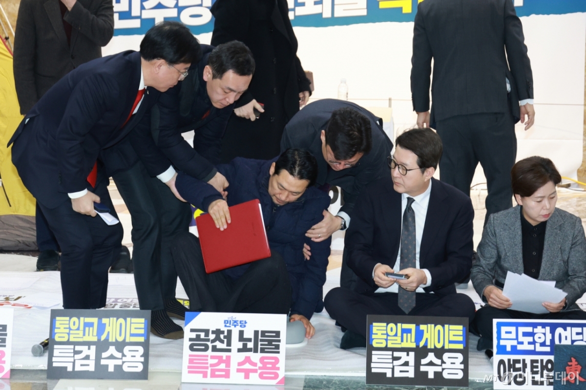 [서울=뉴시스] 고승민 기자 = 닷새째 단식농성 중인 장동혁 국민의힘 대표가 19일 서울 여의도 국회 로텐더홀에서 열린 최고위원회의를 마치고 최고위원 등에게 부축을 받으며 일어나고 있다. 2026.01.19. kkssmm99@newsis.com /사진=고승민