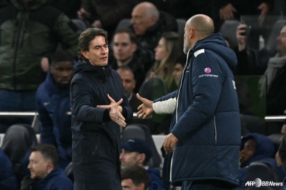 토마스 프랭크(왼쪽) 토트넘 홋스퍼 감독과 누누 에스피리투 산투 웨스트햄 유나이티드 감독이 18일(한국시간) 영국 런던의 토트넘 홋스퍼 스타디움에서 열린 2025~2026시즌 잉글랜드 프리미어리그(EPL) 22라운드 경기가 끝난 뒤 악수하고 있다. /AFPBBNews=뉴스1