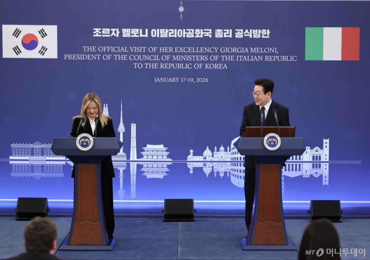[서울=뉴시스] 최동준 기자 = 이재명 대통령과 조르자 멜로니 이탈리아 총리가 19일 청와대에서 한-이탈리아 공동언론발표를 하고 있다. 2026.01.19. photocdj@newsis.com /사진=
