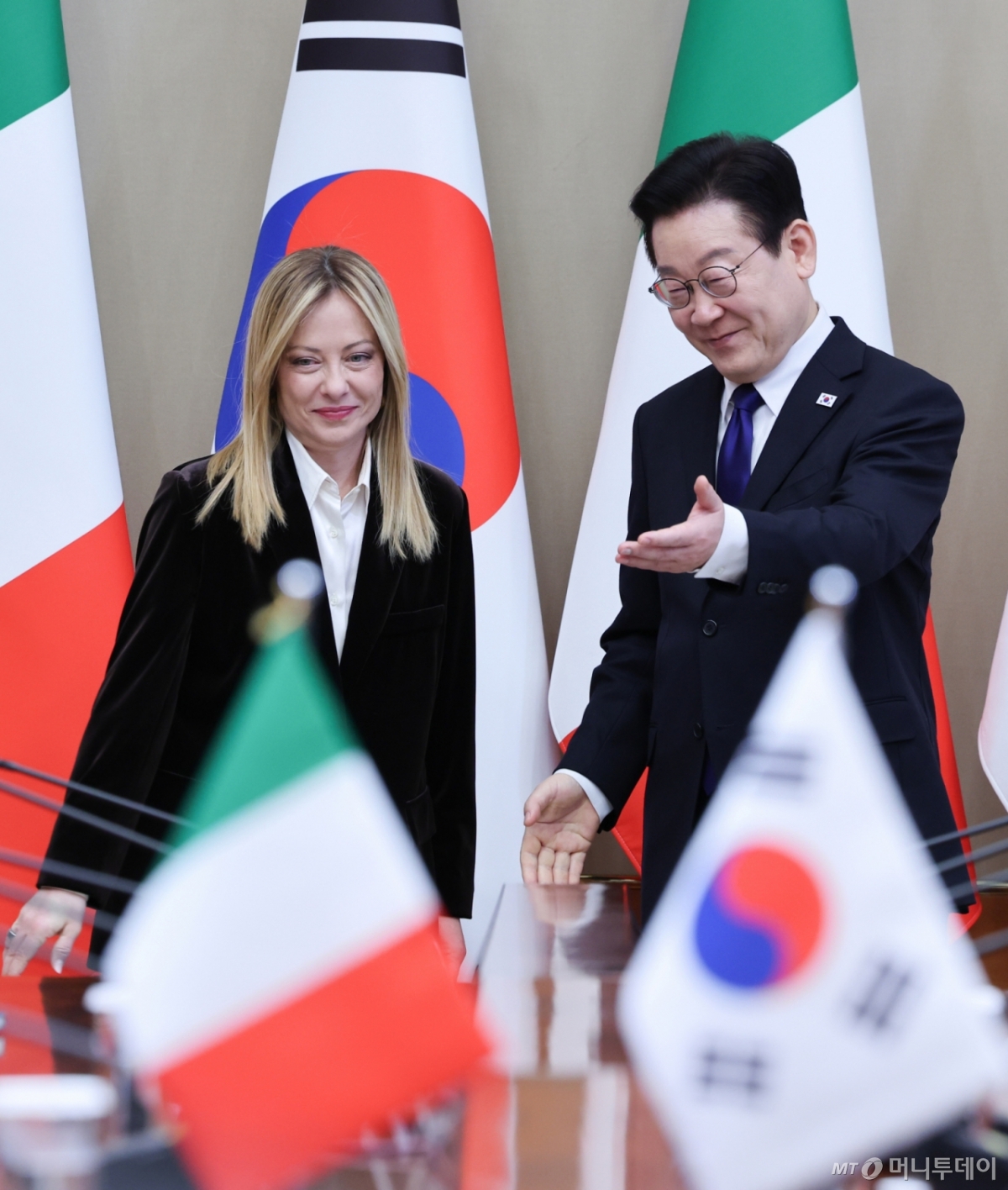 [서울=뉴시스] 최동준 기자 = 이재명 대통령이 19일 청와대에서 열린 조르자 멜로니 이탈리아 총리와 한-이탈리아 정상회담에서 기념촬영을 마친 뒤 자리 안내를 하고 있다. 2026.01.19. photocdj@newsis.com /사진=