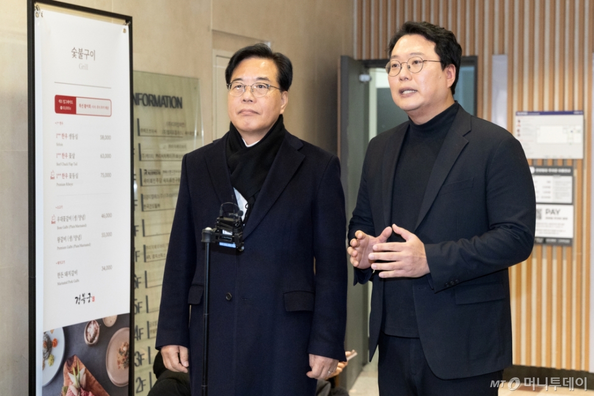 (서울=뉴스1) 이승배 기자 = 송언석 국민의힘 원내대표와 천하람 개혁신당 원내대표가 21일 서울 여의도의 한 식당에서 '통일교 특검법' 합의를 위한 오찬 회동을 마치고 브리핑하고 있다. 2025.12.21/뉴스1  Copyright © 뉴스1. All rights reserved. 무단 전재 및 재배포,  AI학습 이용 금지. /사진=(서울=뉴스1) 이승배 기자