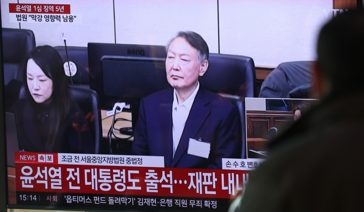 지난 16일 오후 서울역에서 시민들이 체포 방해와 국무위원 심의권 침해 등 혐의로 기소된 윤석열 전 대통령에 대한 1심 선고 생중계를 지켜보고 있다. /사진=뉴스1