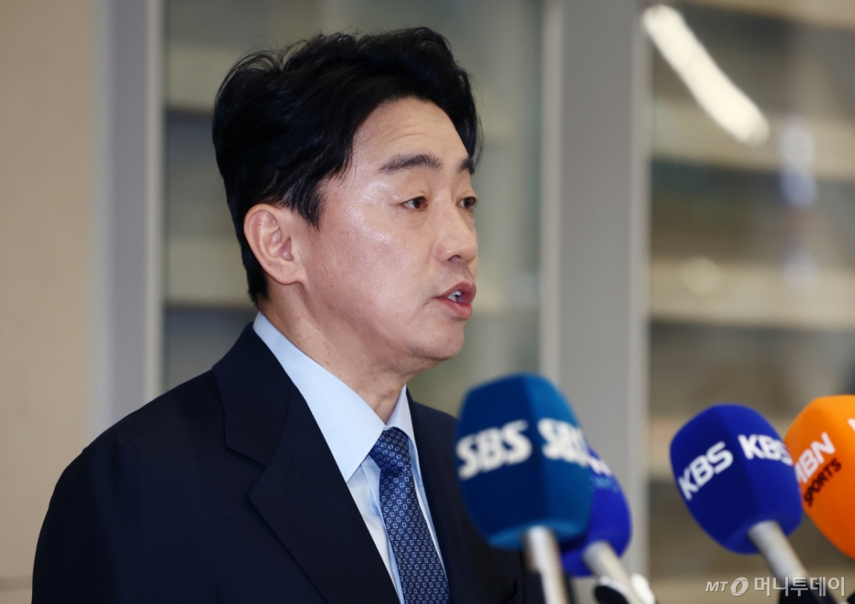 (인천공항=뉴스1) 김민지 기자 = 강훈식 대통령비서실장이 30일 오후 인천국제공항을 통해 귀국한 후 폴란드와의 다연장로켓 천무 유도탄 공급 계약 체결 관련 브리핑을 하고 있다. 2025.12.30/뉴스1  Copyright © 뉴스1. All rights reserved. 무단 전재 및 재배포,  AI학습 이용 금지. /사진=(인천공항=뉴스1) 김민지 기자