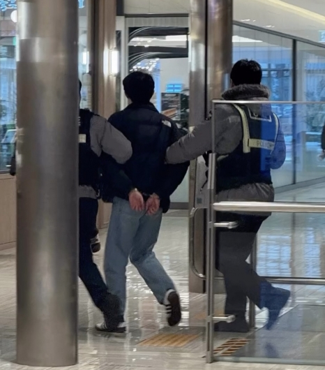 지난 16일 경기 수원시 한 카페에서 불특정 여성들을 상대로 강제추행을 한 혐의로 30대 남성이 경찰에 붙잡혔다./사진=온라인 커뮤니티