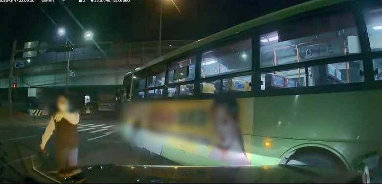 횡단보도 건너는 보행자를 기다리며 정차한 승용차를 상대로 시내버스 기사가 보복 운전하는 모습이 공개됐다./사진=인스타그램 'bobaedream'