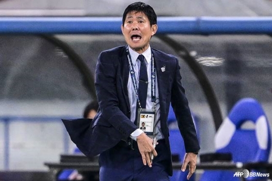 모리야스 하지메 일본 국가대표팀 감독이 도쿄 아지노모토 스타디움에서 열린 일본과 브라질의 친선경기 중 선수들에게 전술 지시하고 있다. /AFPBBNews=뉴스1