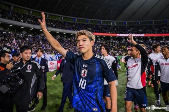 도안 리츠(10번)가 도쿄 아지노모토 스타디움에서 열린 일본과 브라질의 친선경기가 끝난 뒤 관중들에게 손을 흔들고 있다. /AFPBBNews=뉴스1