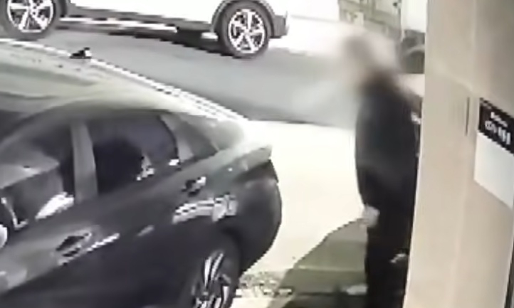 특정 차량에만 침을 뱉고 떠나는 남성의 모습이 포착됐다./사진=JTBC '사건반장'