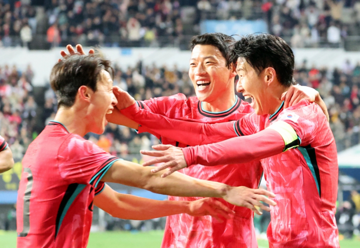 대표팀 주장 손흥민이 지난해 11월 대전월드컵경기장에서 열린  대한민국축구대표팀과 볼리비아(FIFA 랭킹 76위)와의 친선경기에서 후반전 초반 프리킥을 성공시킨 후 황희찬 이재성과 함께 기뻐하고 있다. /사진=강영조 선임기자