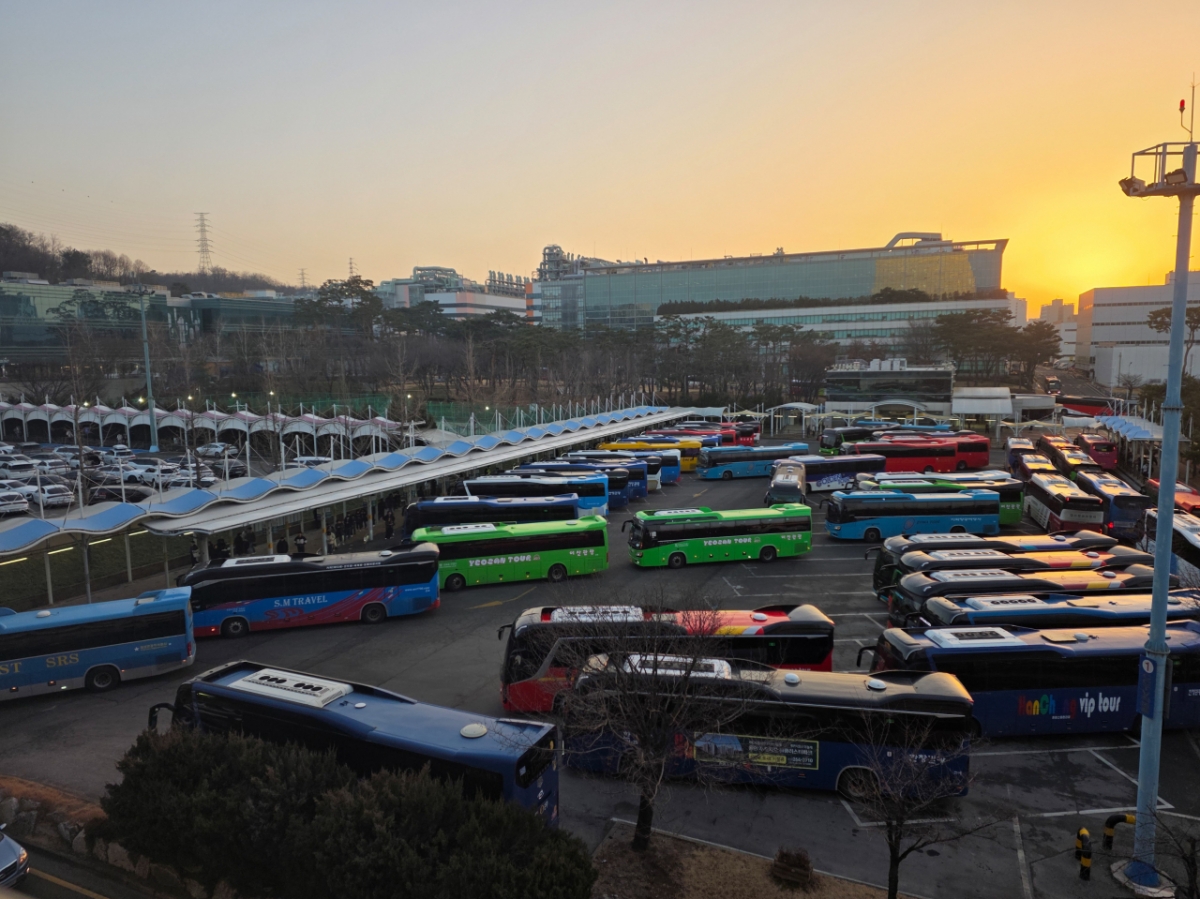 지난 16일 오후 5시30분쯤 경기 화성시 삼성전자 화성캠퍼스에서 수원, 동탄, 병점 등으로 향하는 통근버스가 직원들을 태우고 이동하고 있다./사진=최지은 기자