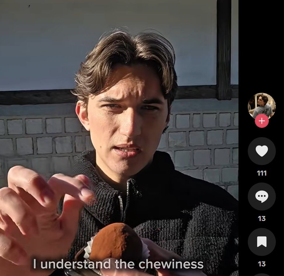 한 틱톡 이용자가 한국에서 두쫀쿠를 먹어본 후기를 공유했다./사진=틱톡