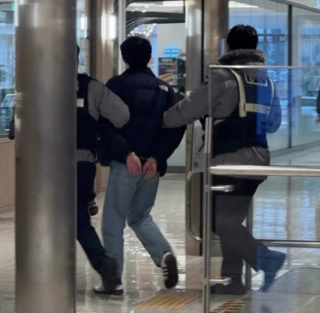 지난 16일 경기 수원 광교신도시 한 카페에서 30대 남성 A씨가 다수의 불특정 여성에 추행 행위를 하고 있다. /사진=온라인 커뮤니티