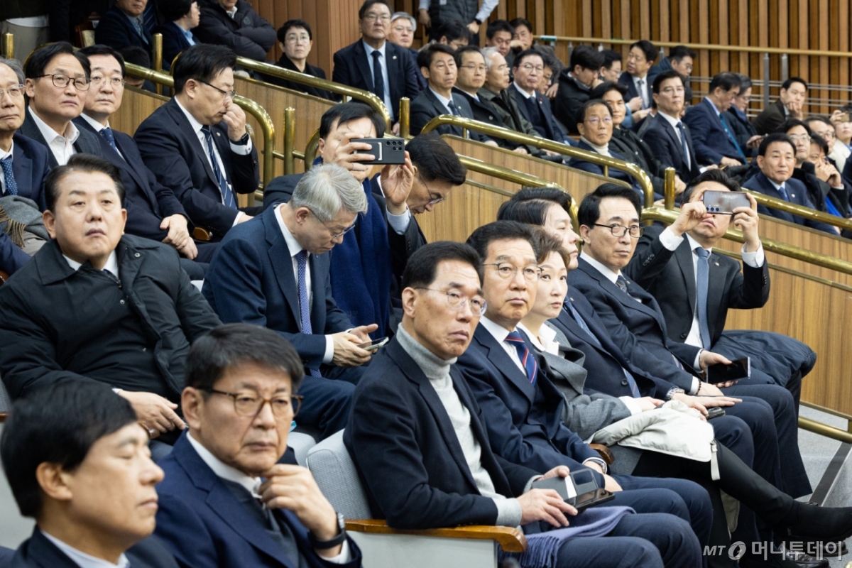 (서울=뉴스1) 유승관 기자 = 더불어민주당 의원들이 20일 서울 여의도 국회에서 열린 공소청법·중대수사청법 공청회(정책의원총회)에서 윤창렬 국무조정실장(검찰개혁 추진단장)의 정부안 발표를 지켜보고 있다. 2026.1.20/뉴스1  Copyright © 뉴스1. All rights reserved. 무단 전재 및 재배포,  AI학습 이용 금지. /사진=(서울=뉴스1) 유승관 기자