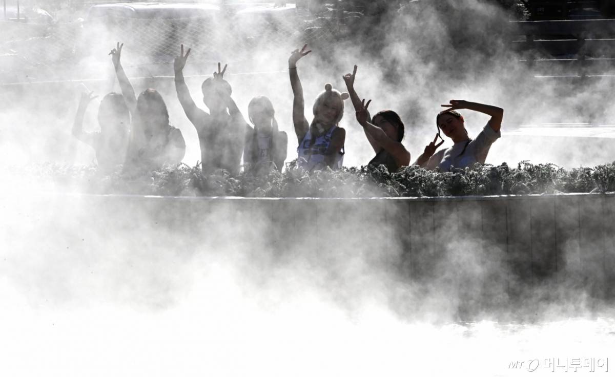 [용인=뉴시스] 김종택 기자 = 4일 경기 용인시 캐리비안 베이에서 모델들이 편백나무 노천탕, 핀란드식 원통 사우나 등 김이 모락모락 피고 있는 야외 스파에서 겨울 온천욕을 즐기고 있다.   에버랜드 인기 동물인 카피바라 테마의 '윈터 스파 캐비'로 변신한 캐리비안 베이는 힐링스파, 슬라이드, 유수풀 등 다양한 스파 시설을 12월5일부터 내년 3월3일까지 운영한다. 2025.12.04. jtk@newsis.com /사진=김종택
