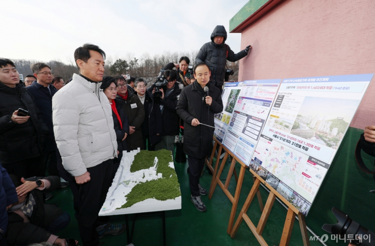 [서울=뉴시스] 김진아 기자 = 오세훈 서울시장이 19일 서울 관악구 신림7 재개발 구역을 찾아 보고를 받고 있다. 2026.01.19. bluesoda@newsis.com /사진=김진아