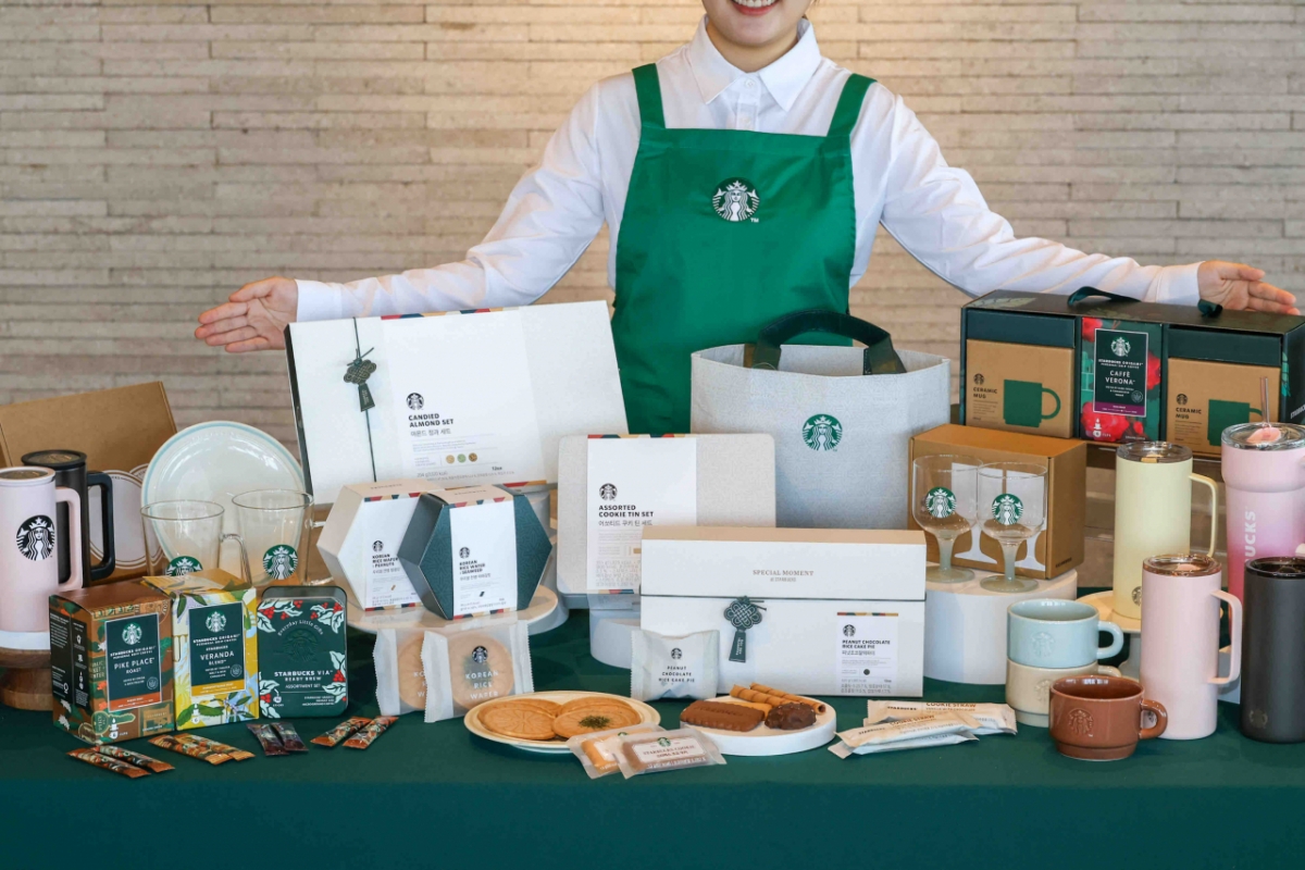 스타벅스 설 기프트 상품. 다음달 2일까지 쿠키·커피·머그·텀블러 등을 온라인 애플케이션 등을 통해 사전예약할 수 있다. /사진제공=스타벅스 코리아