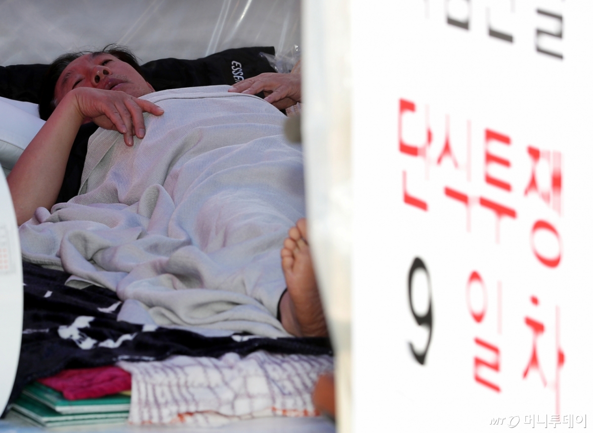 드루킹 댓글 조작 사건 특검을 요구하며 9일째 단식 농성을 이어가고 있는 김성태 자유한국당 원내대표가 11일 서울 여의도 국회 본청 앞 농성장에서 누워 있다. /사진=김창현 기자 chmt@