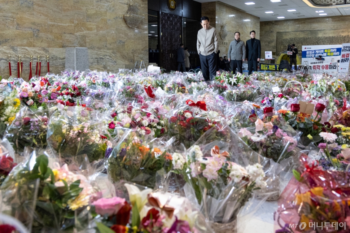 (서울=뉴스1) 이승배 기자 = 더불어민주당의 통일교 및 공천뇌물 특검 수용을 촉구하며 6일째 단식을 이어가고 있는 장동혁 국민의힘 대표가 20일 서울 여의도 국회 로텐더홀에서 응원 꽃바구니를 바라보고 있다. 2026.1.20/뉴스1  Copyright © 뉴스1. All rights reserved. 무단 전재 및 재배포,  AI학습 이용 금지. /사진=(서울=뉴스1) 이승배 기자