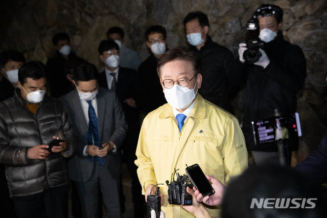 [수원=뉴시스] 박다예 기자 = 이재명 경기도지사는 2일 오후 가평 평화연수원에서 취재진 질문에 답하고 있다. 2020.03.02 (사진 = 경기도 제공)photo@newsis.com 