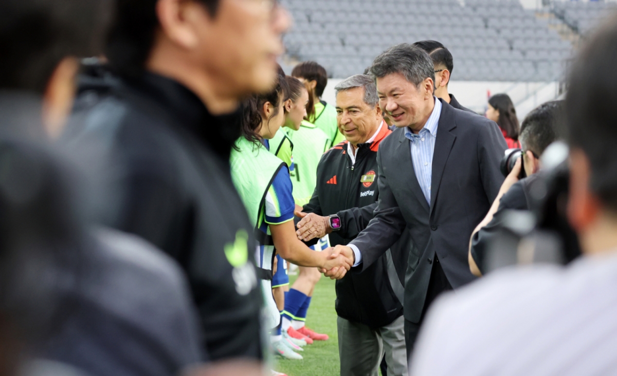 정몽규KFA회장이 지난해 5월 2일 용인미르종합운동장에서 열린 여자축구 국가대표평가전 대한민국과 콜롬비아의 경기에서 선수단을 격려하고 있다. /사진=강영조 선임기자