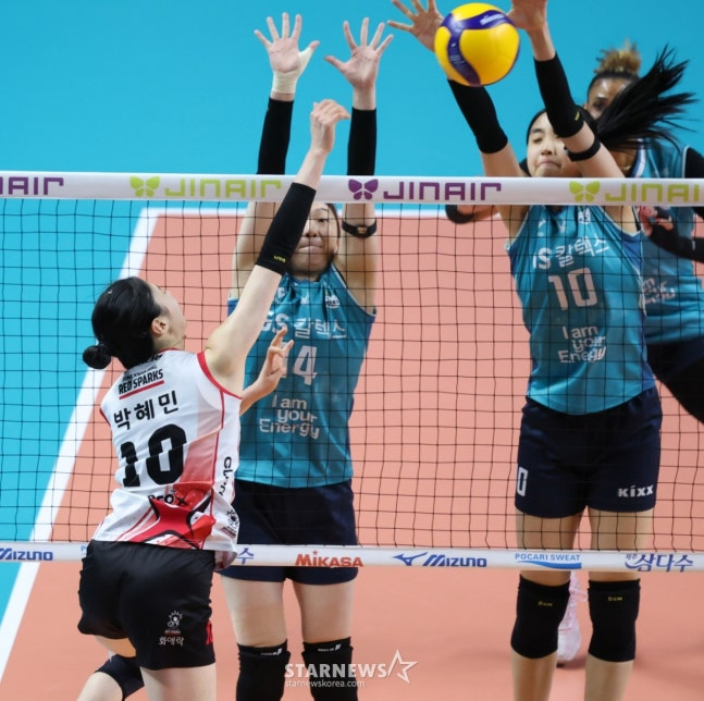 정관장 박혜민(왼쪽)의 공격을 막아서고 있는 최유림. /사진=김진경 대기자