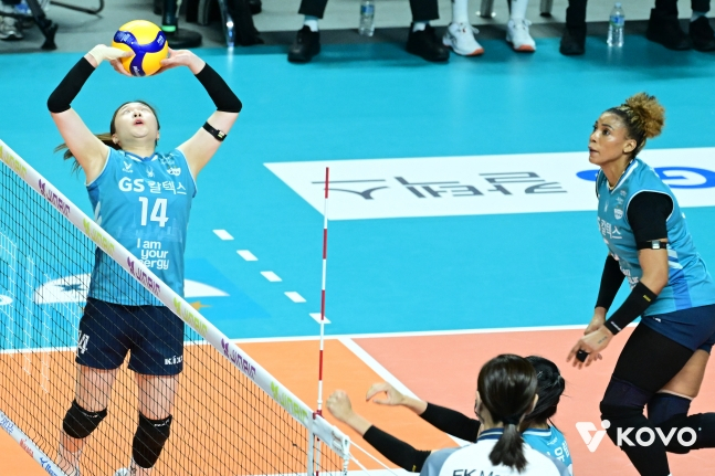 김지원(왼쪽)이 실바에게 백토스를 올리고 있다. /사진=KOVO 제공