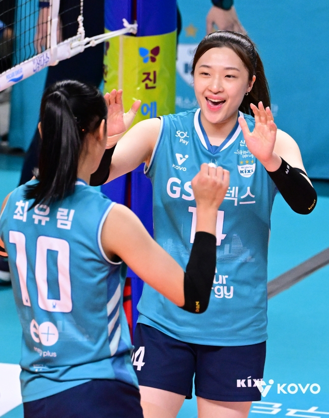 김지원(오른쪽)이 미들 블로커 최유림과 득점을 합작하고 하이파이브를 하고 있다. /사진=KOVO 제공