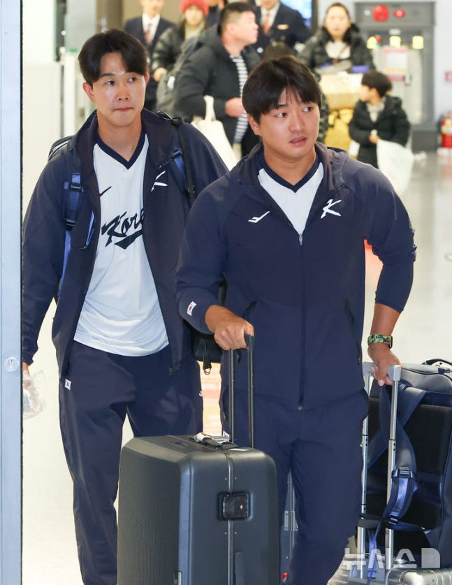 유영찬과 함께 귀국하는 고우석(오른쪽). /사진=뉴시스