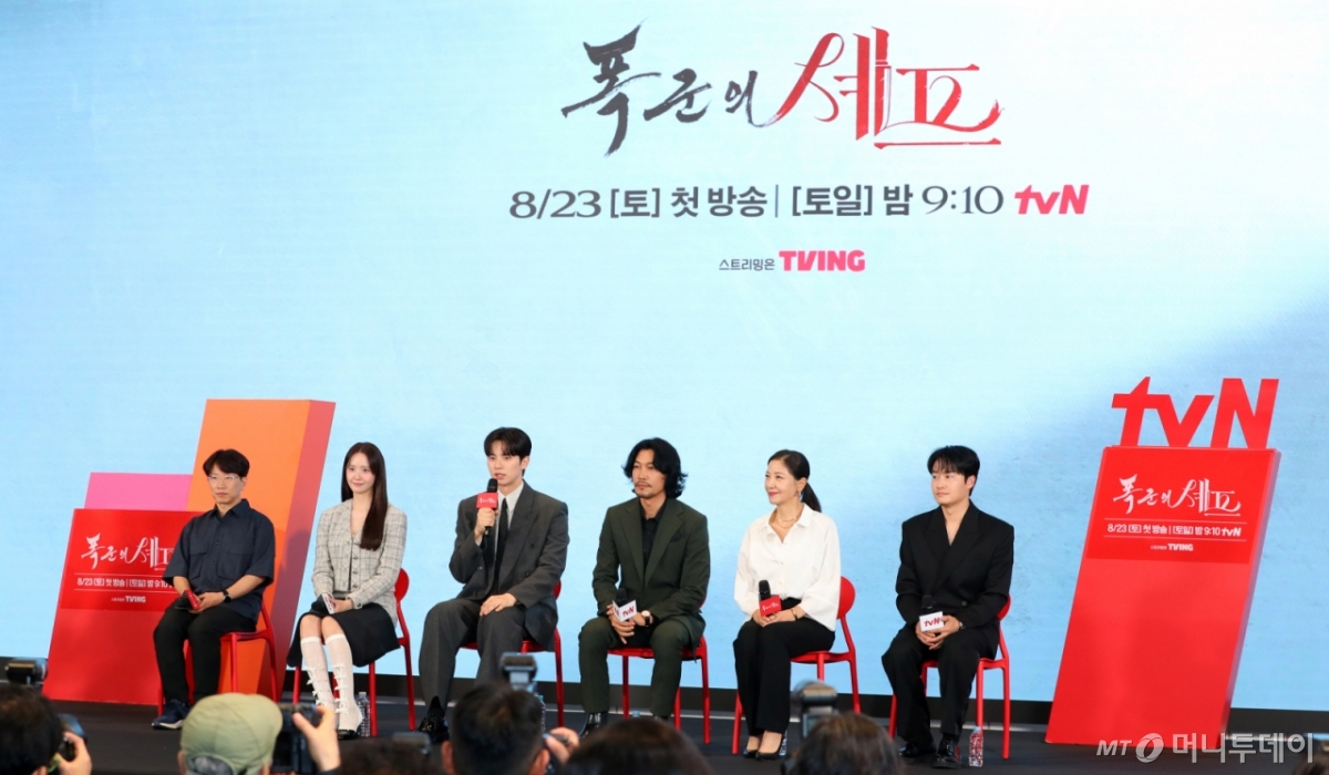 [서울=뉴시스] 김혜진 기자 = 배우 이채민(왼쪽 세번째)이 19일 오후 서울 구로구 더 세인트에서 열린 tvN 새 토일드라마 '폭군의 셰프' 제작발표회에서 인사말을 하고 있다. 2025.08.19. jini@newsis.com /사진=김혜진