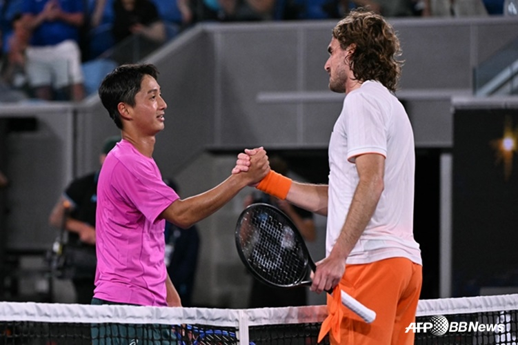 모치즈키 신타로(왼쪽)와 스테파노스 치치파스. /AFPBBNews=뉴스1