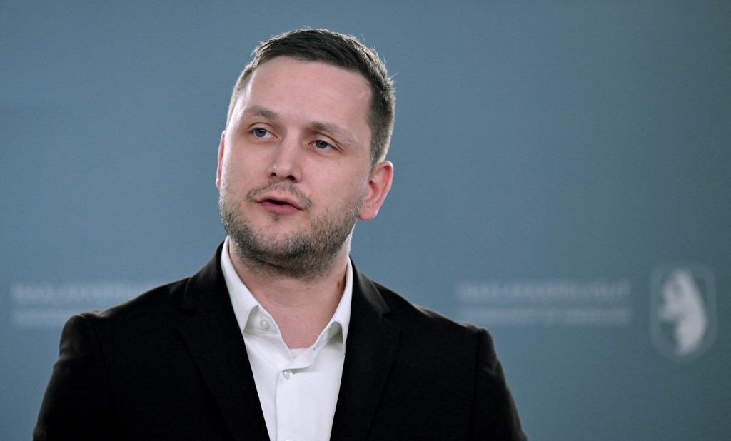 옌스-프레데리크 닐센 그린란드 총리가 20일(현지시간) 그린란드 수도 누크에서 기자회견을 열고 미국의 군사 침공을 비롯한 모든 가능성에 대비하고 있다고 밝혔다./사진=AFP