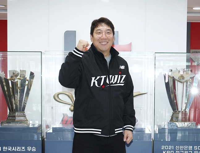 김현수가 지난해 11월 25일 KT 위즈와 FA 계약을 체결하고 기념사진을 찍었다. /사진=KT 위즈 제공