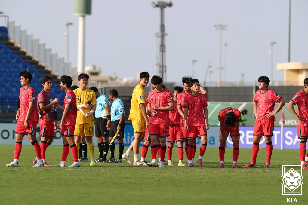 20일 일본과의 2026 AFC U-23 아시안컵 4강 0-1 패배 후 아쉬워하고 있는 대한민국 U-23 대표팀 선수들. /사진=대한축구협회 제공
