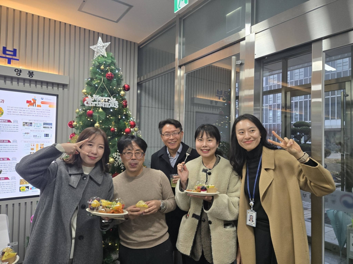 지난 달 23일 국립농업과학원 농업생물부에서 열린 2025 송년회에서 홍슴범 농업연구관(뒷줄), 박관호 실장(앞줄 왼쪽 2번째) 등 직원들이 환한 표정을 지속 있다./사진=농촌진흥청 